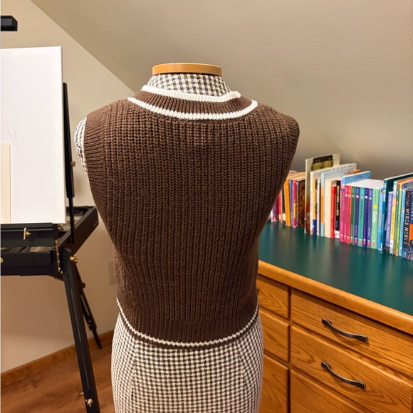 Divided by H&M Women’s Brown Sweater Vest Size XS Preppy School Girl Academia - Picture 3 of 10